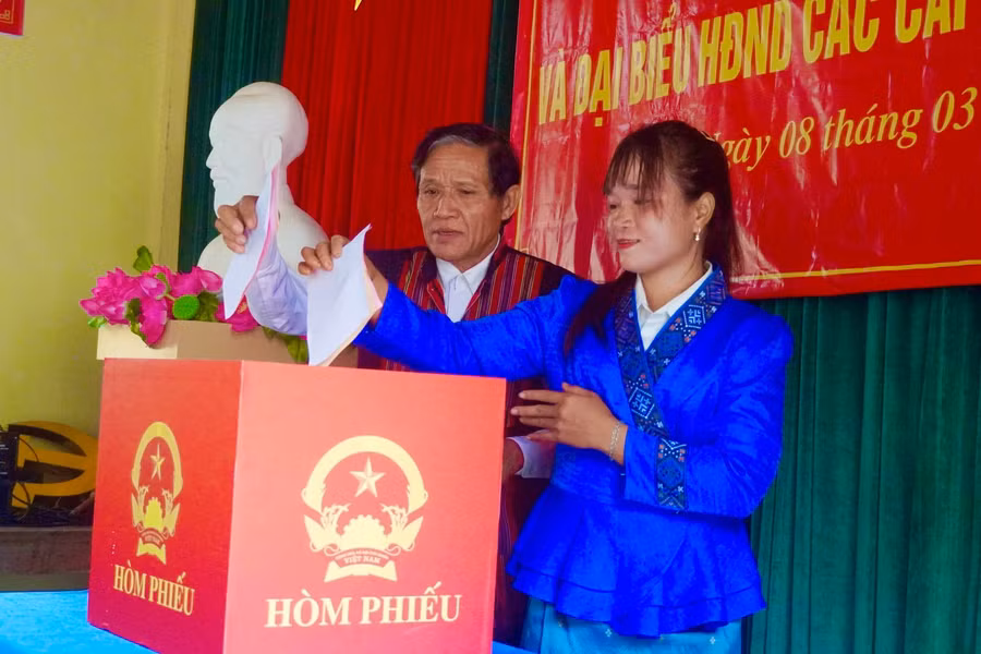 Cử tri bản Nước Đắng (xã Trường Sơn) bỏ phiếu bầu cử. (Ảnh: Phú Xuân)