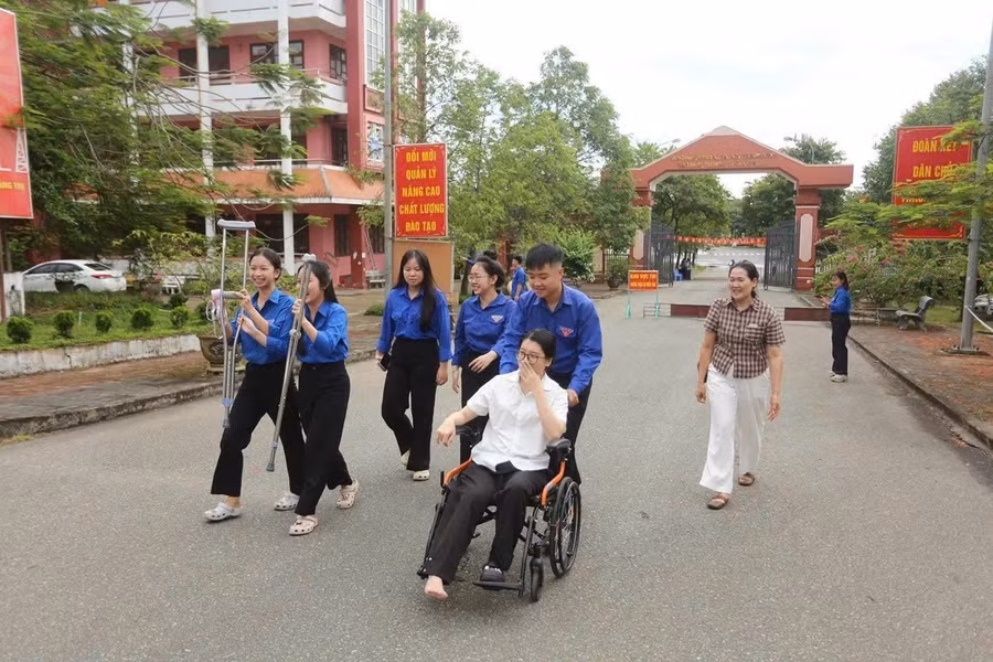 Thí sinh ngồi xe lăn tham dự Kỳ thi tại Điểm thi Trường phổ thông liên cấp Cao đẳng sư phạm Quảng Trị.
