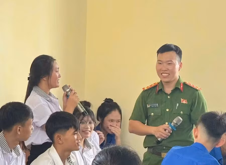 Trường PTDTNT THPT Quảng Trị vừa phối hợp Công an phường Đồng Thuận tổ chức Diễn đàn “Xây dựng tình bạn đẹp - nói không với bạo lực học đường”.