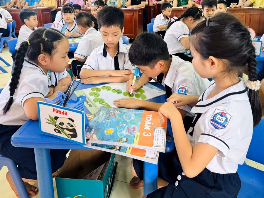 Học sinh làm quen với tiếng Anh từ các bài dạy môn Toán.