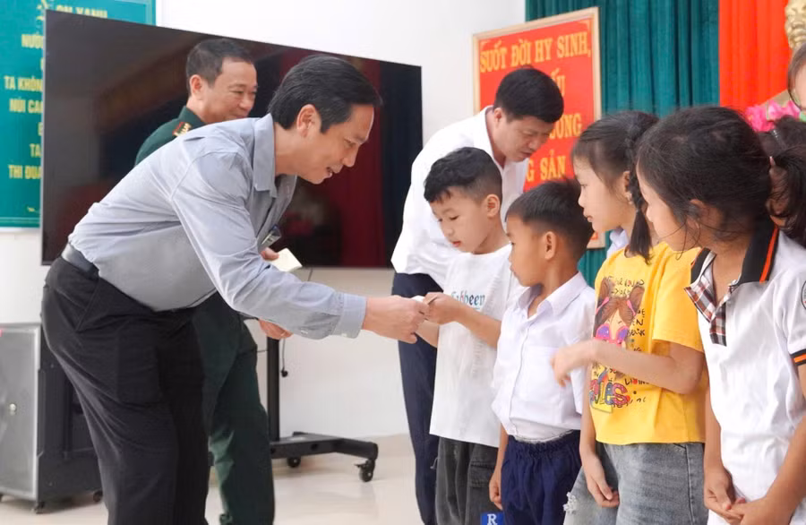 tang-qua-hoc-sinh-1.jpg