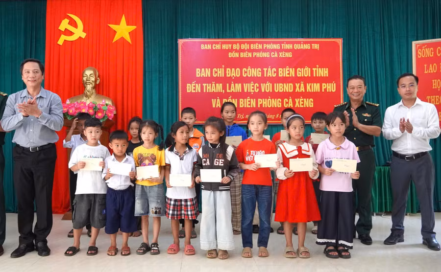Lãnh đạo UBND tỉnh trao quà đến học sinh khó khăn ở xã Kim Phú.
