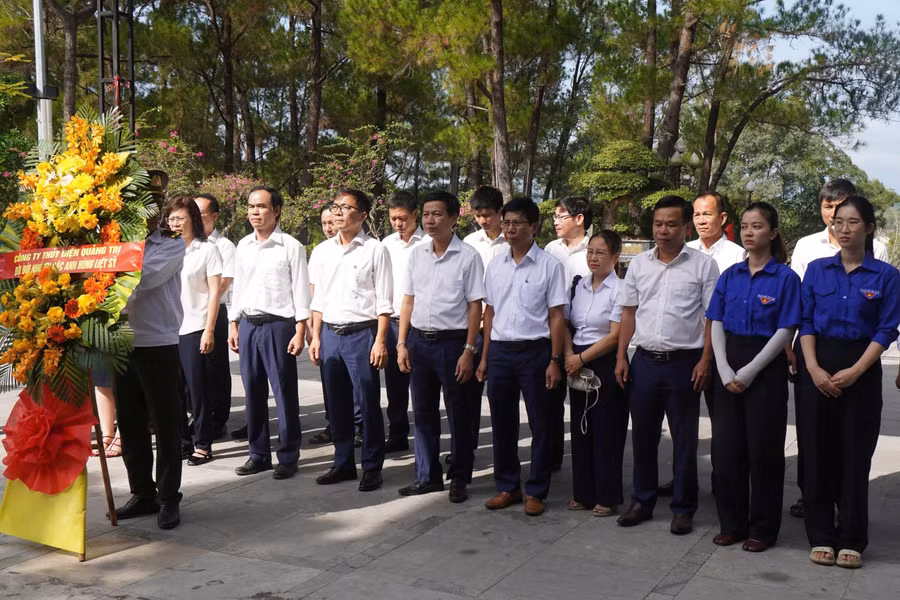 Cán bộ công nhân Công ty Thủy điện Quảng Trị dâng hương tưởng niệm các liệt sĩ.