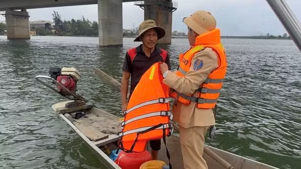 Lực lượng CSGT Công an tỉnh Quảng Trị tăng cường kiểm tra, xử lý các phương tiện giao thông đường thủy không đảm bảo hoạt động.