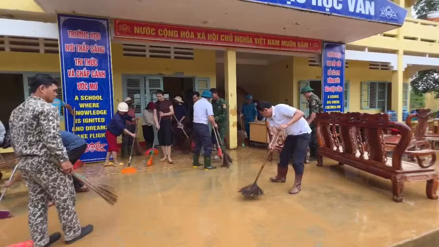 Các điểm trường bị ngập triển khai dọn vệ sinh sau lũ.