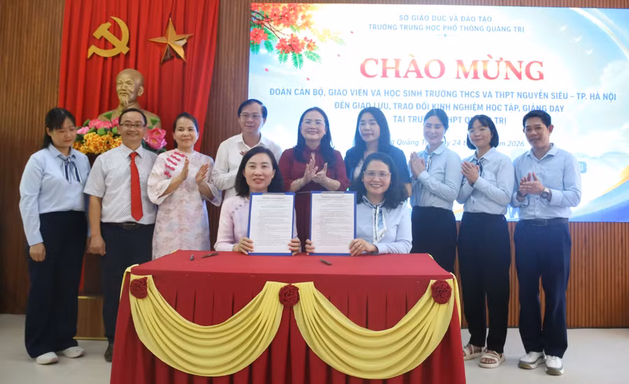 Trước sự chứng kiến của lãnh đạo Sở GD&ĐT, đại diện 2 trường ký biên bản ghi nhớ về hợp tác giáo dục.