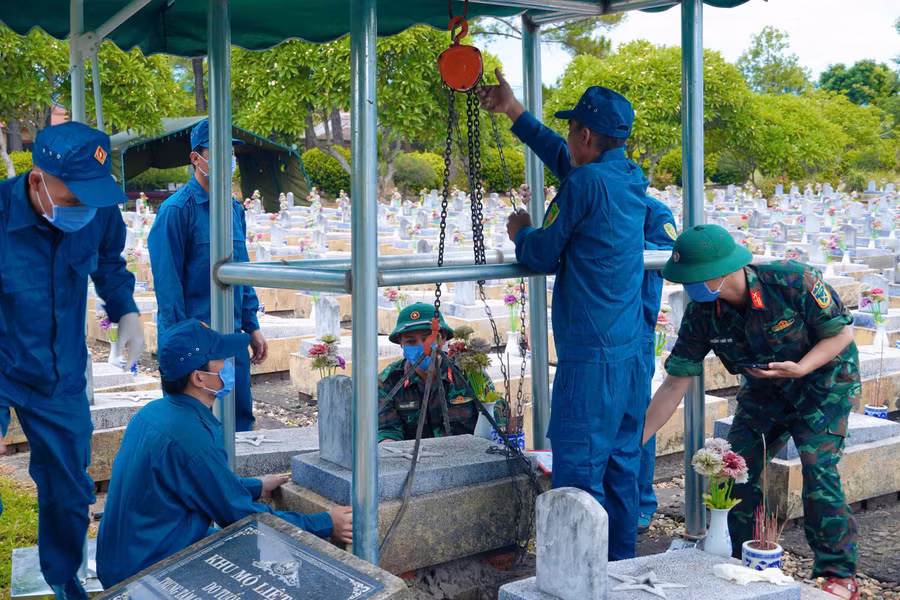 Lực lượng chức năng triển khai lấy mẫu ở phần mộ liệt sĩ. Ảnh: Xuân Diện