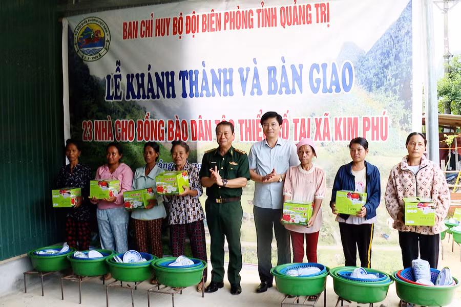 Ông Trương An Ninh, Trưởng Ban Tuyên giáo và Dân vận Tỉnh ủy; Đại tá Trịnh Thanh Bình, Chỉ huy trưởng Ban chỉ huy BĐBP tỉnh tặng quà cho người dân.