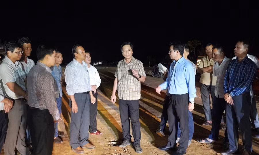 Ông Hoàng Nam, Phó Chủ tịch Thường trực UBND tỉnh kiểm tra tiến độ Dự án Quốc lộ 15D. Ảnh: Tiến Nhất
