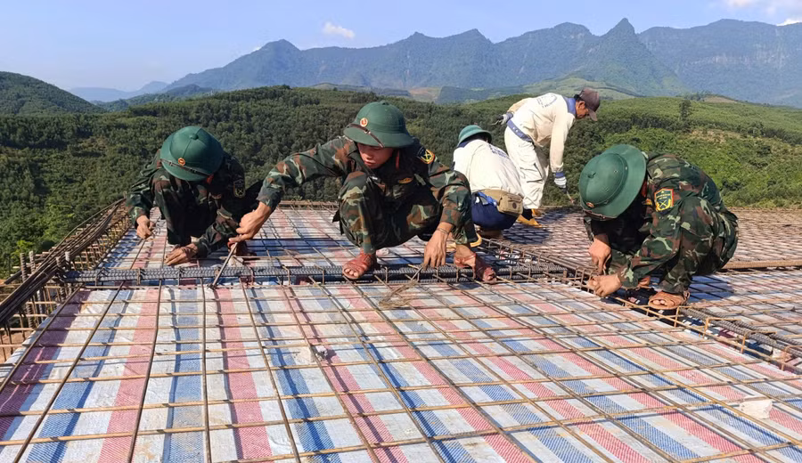 Lực lượng quân đội hỗ trợ xây dựng trường nội trú ở Quảng Trị.