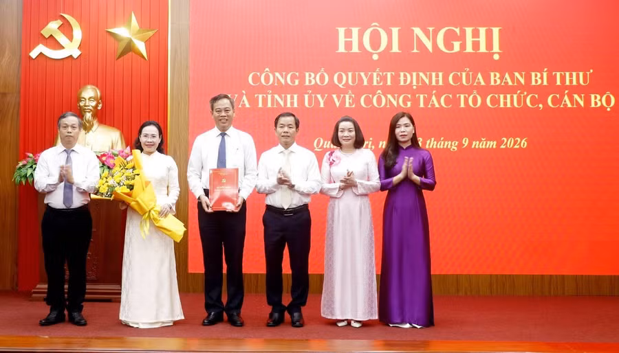 Ông Nguyễn Văn Phương, Bí thư Tỉnh ủy trao quyết định và tặng hoa chúc mừng Ban Thường vụ Đảng ủy HĐND tỉnh khóa I, nhiệm kỳ 2025-2030.