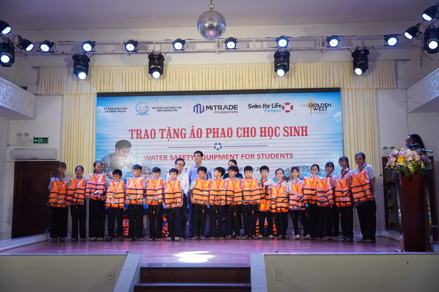 Lãnh đạo Sở GD&ĐT và các đơn vị tặng áo phao cho học sinh.