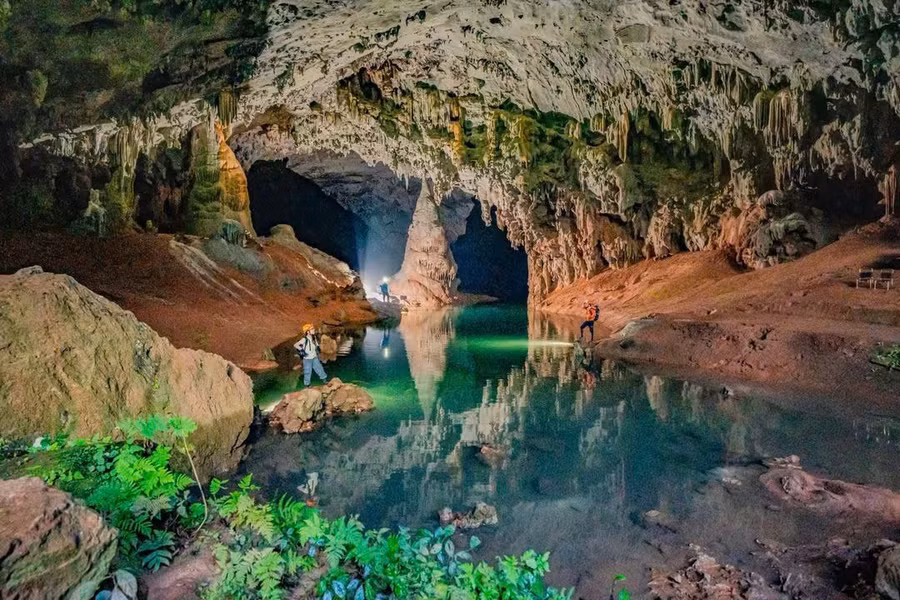 Hang Over có chiều dài hơn 3.200m đưa du khách xuyên qua lòng núi, khám phá không gian hang động rộng lớn cùng hệ thống thạch nhũ đa dạng. (Ảnh: Jungle Boss)