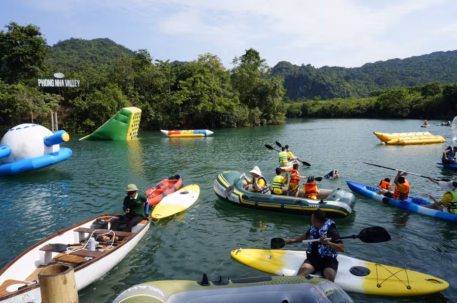 Lượng khách đến các điểm du lịch ở vùng di sản Phong Nha tăng cao.