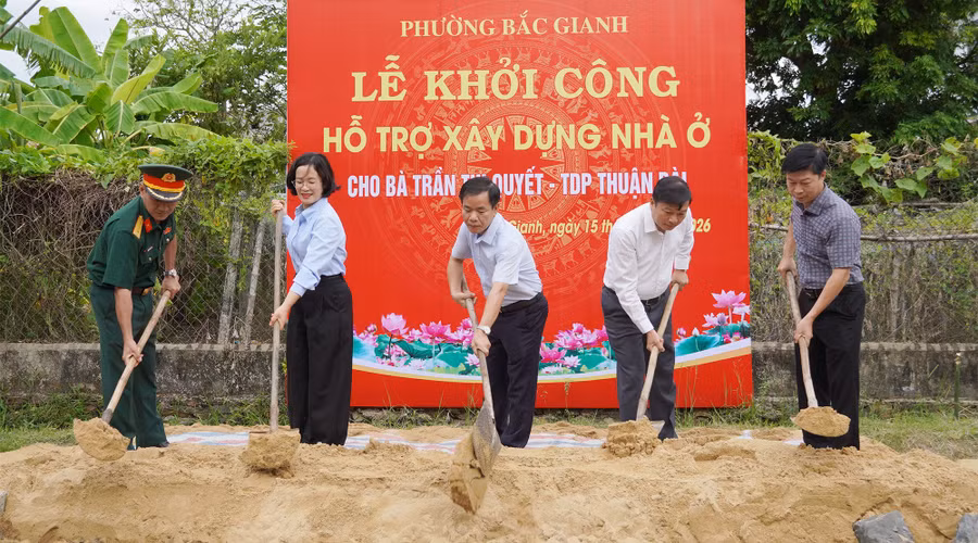 Lãnh đạo tỉnh Quảng Trị thực hiện nghi thức khởi công nhà cho bà Nguyễn Thị Quyết.