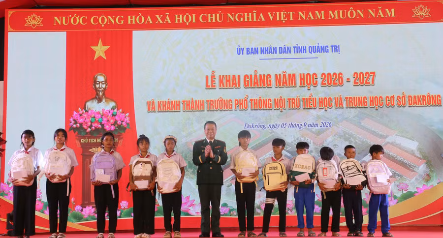 Đại tá Trịnh Thanh Bình, Chỉ huy trưởng BĐBP tỉnh Quảng Trị tặng quà cho các cháu học sinh ở khu vực biên giới nhân dịp khai giảng năm học mới.