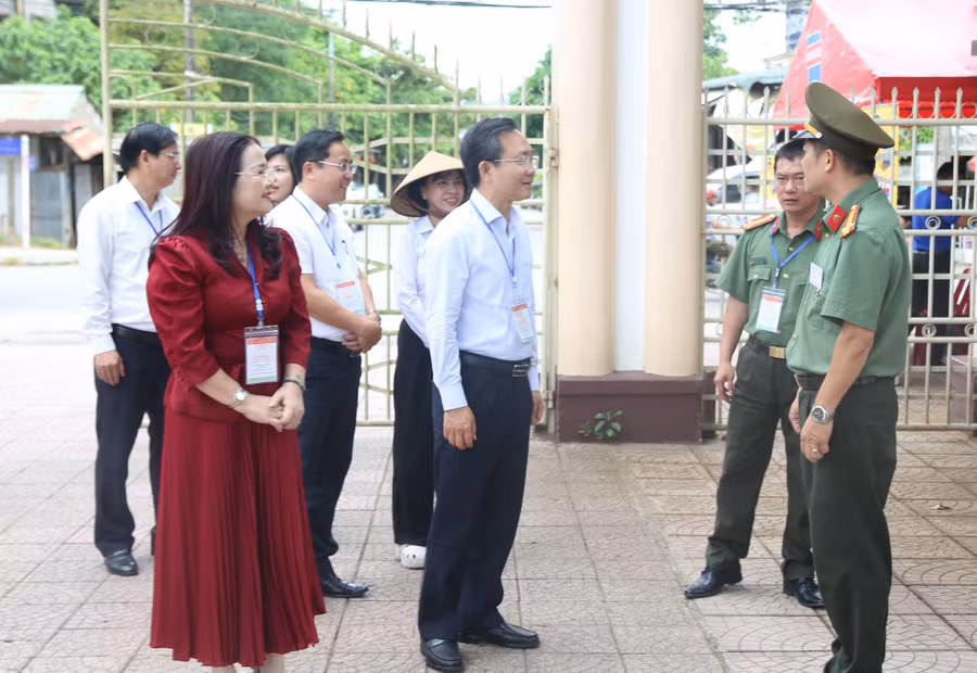 Phó Chủ tịch UBND tỉnh Hoàng Xuân Tân kiểm tra tại các điểm thi.