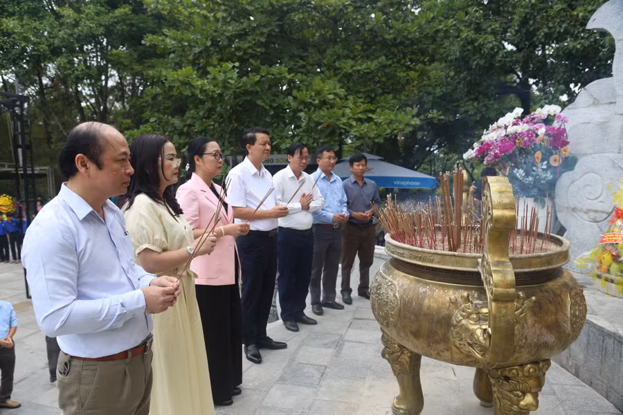 Thứ trưởng Bộ GD&ĐT Nguyễn Thị Quyên Thanh đến viếng, dâng hương tri ân tại Thành cổ Quảng Trị, Nghĩa trang Liệt sĩ quốc gia Trường Sơn.