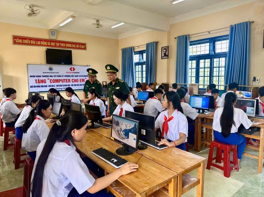 Đồn Biên phòng Cửa khẩu quốc tế Lao Bảo trao tặng 35 bộ máy tính cho Trường TH&THCS Tân Thành.
