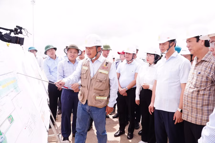 Ông Vương Quốc Tuấn, Bí thư Tỉnh ủy Quảng Trị kiểm tra tại Dự án Đầu tư xây dựng Cảng hàng không Quảng Trị.