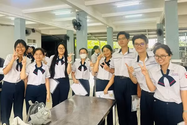 Thí sinh tại TPHCM tự tin tới Điểm thi.