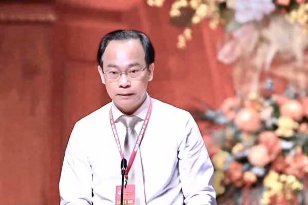 Bộ trưởng Bộ GD&ĐT Hoàng Minh Sơn trao đổi tại Chương trình. Ảnh: Đình Hải.