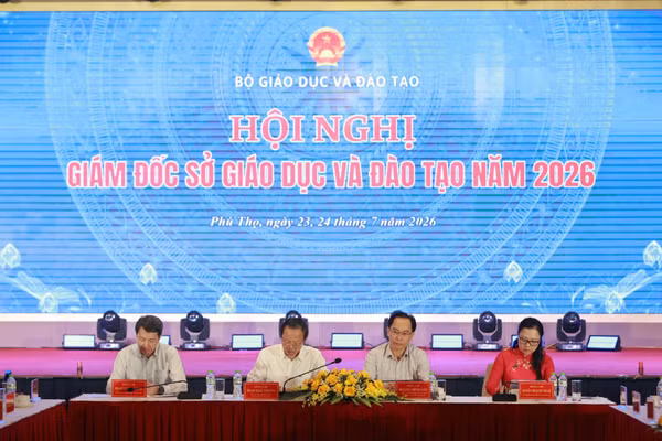 Lãnh đạo Bộ GD&ĐT chủ trì hội nghị.