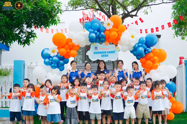Sinh viên Trường ĐH Thành Đô trong một hoạt động thực tập tại UNIGO.