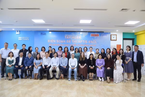 Chuyên gia đến từ Hội đồng Anh (UK) tập huấn cho giảng viên.