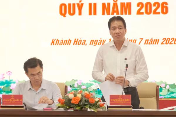 Ông Nguyễn Long Biên, Phó Chủ tịch UBND tỉnh Khánh Hòa chủ trì buổi họp báo.
