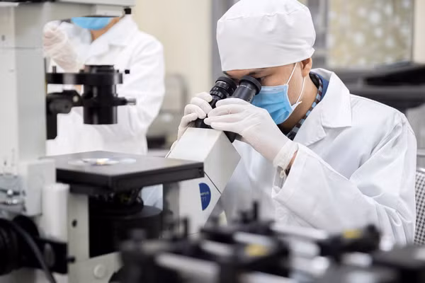 Các nhà khoa học nghiên cứu trong phòng lab của Đại học Quốc gia Hà Nội. Ảnh: VNU