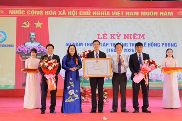 Ông Hoàng Xuân Tân, Phó Chủ tịch UBND tỉnh; bà Lê Thị Hương, Giám đốc Sở GD&ĐT tỉnh Quảng Trị trao Bằng khen của Bộ GD&ĐT.