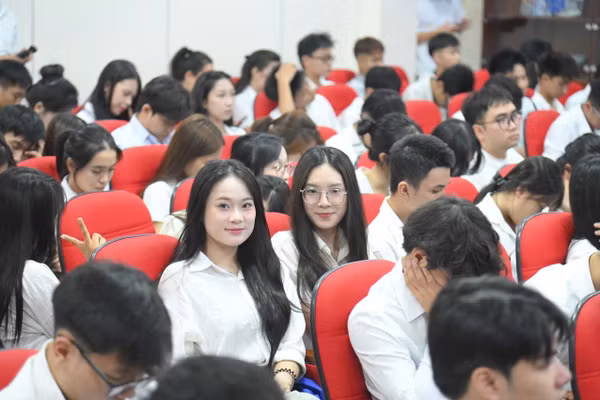 Sinh viên EPU hân hoan chào mừng năm học mới.