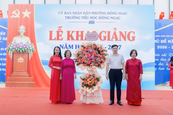 Đại diện phường Đông Ngạc chúc mừng nhà trường khai giảng năm học mới.