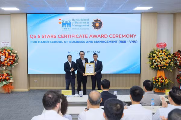 Đại diện tổ chức QS trao chứng nhận đạt chuẩn xếp hạng quốc tế QS Stars 5 sao cho HSB.