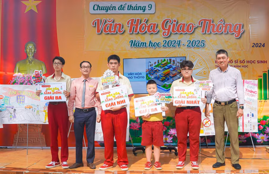 Những đội đoạt giải trong cuộc thi Kiến thức giao thông do trường Hoa Sen, TP Thủ Đức tổ chức sáng ngày 23/9.