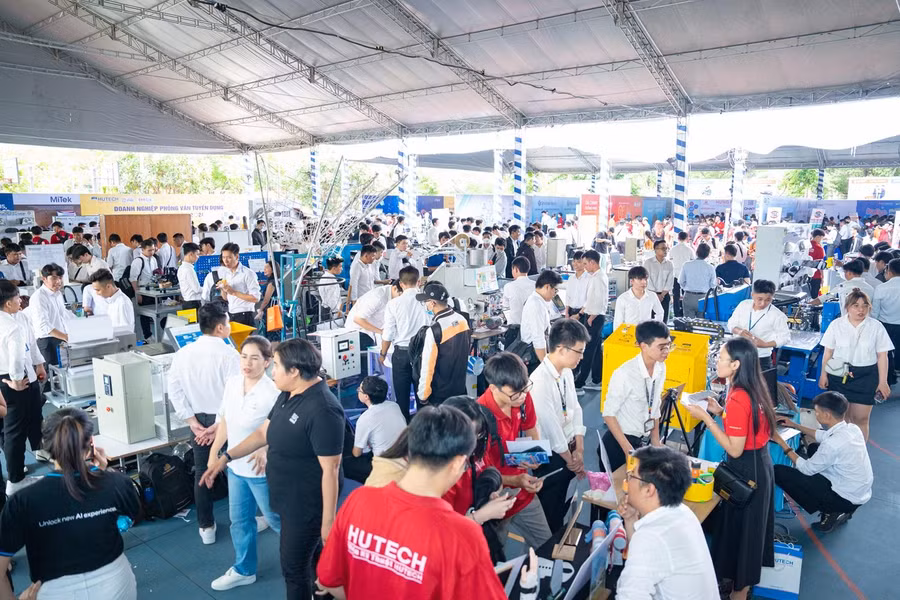 hon-3500-vi-tri-viec-lam-cho-sinh-vien-nam-cuoi-tai-huetch-tech-show-2024.13.jpg