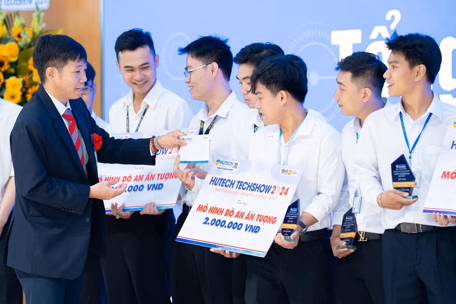 hon-3500-vi-tri-viec-lam-cho-sinh-vien-nam-cuoi-tai-huetch-tech-show-2024.14.jpg