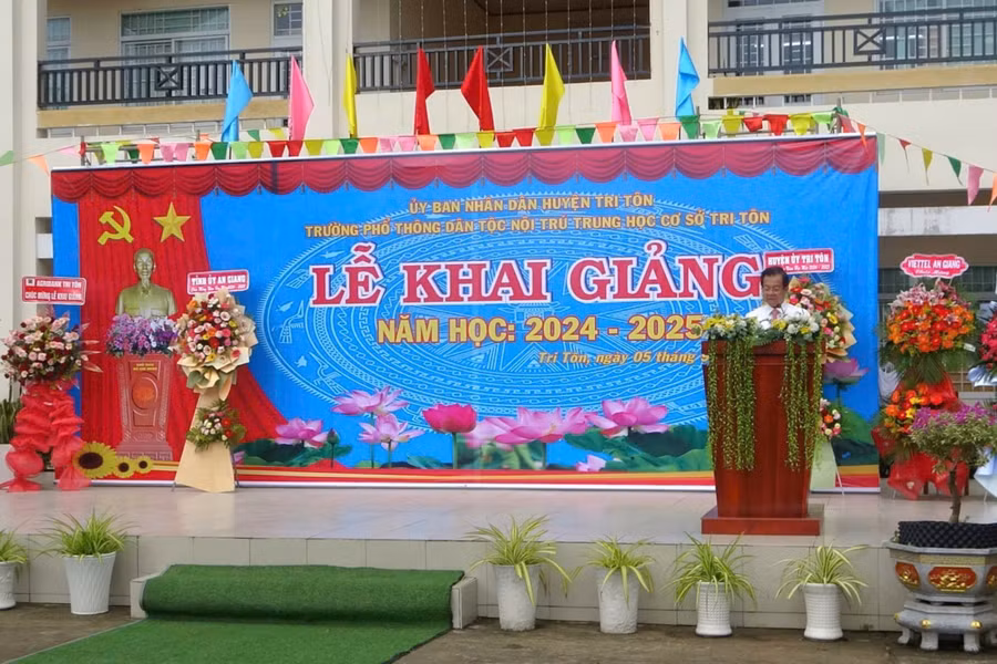 Bí thư tỉnh ủy An Giang chúc mừng thầy cô giáo nhà trường trước năm học mới
