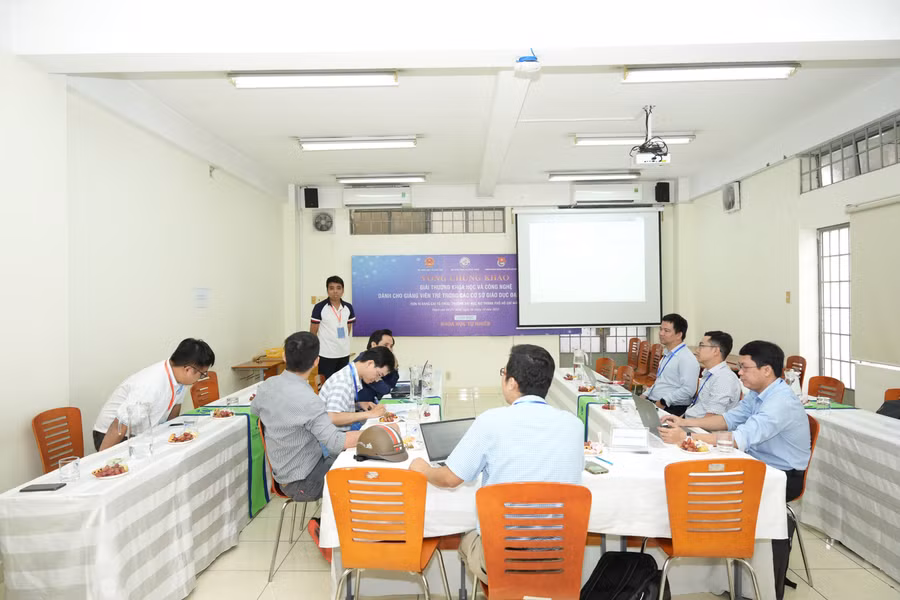 vong-chung-khao-giai-thuong-khoa-hoc-va-cong-nghe-danh-cho-giang-vien-tre-nam-20242-6003-7296.jpg