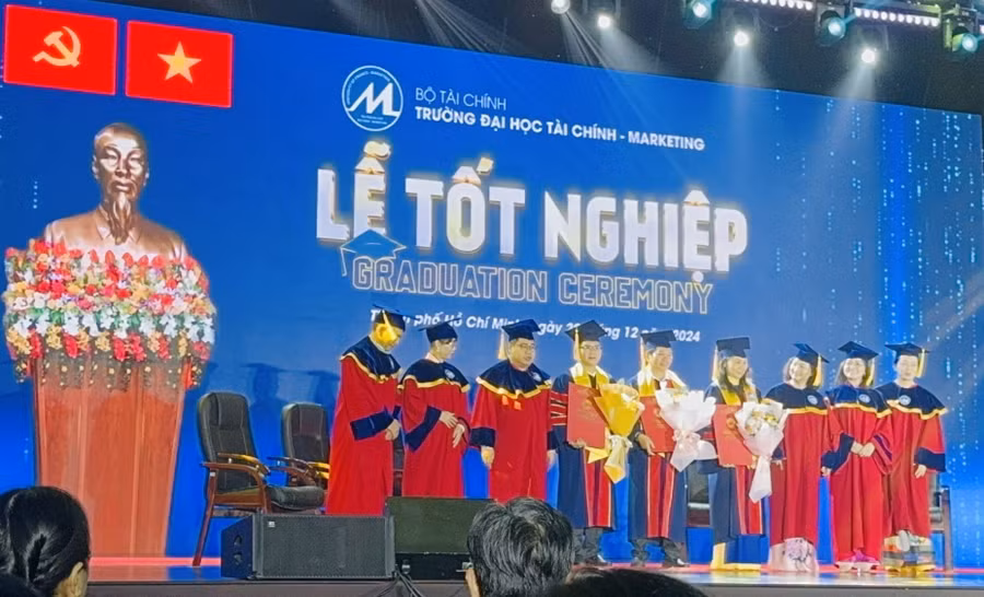 gan-2-ty-dong-khen-thuong-sinh-vien-ufm-tot-nghiep1.jpg