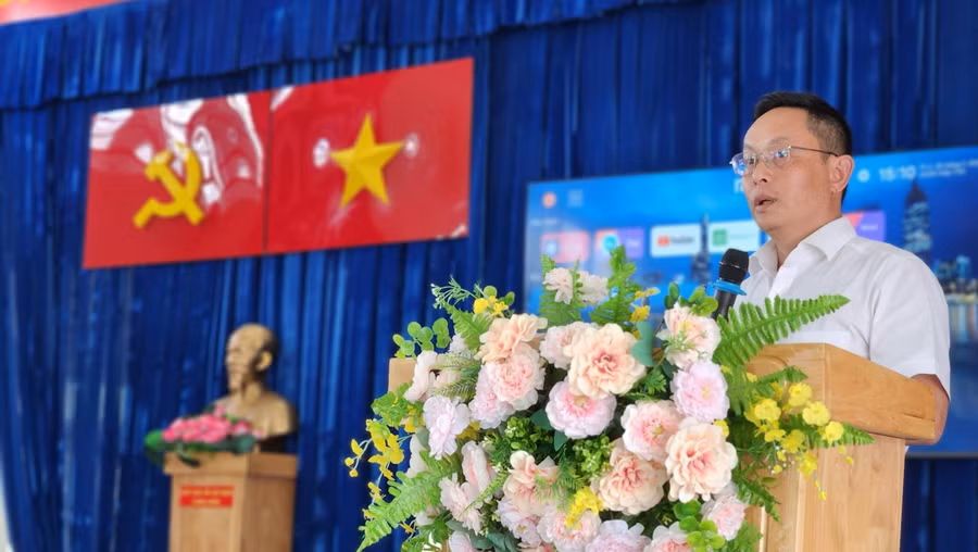 Nhà báo Nguyễn Anh Tú, Phó Trưởng Cơ quan thường trú Báo GD&amp;TĐ tại TPHCM phát biểu tại chương trình Tiếp sức đến trường 2024 tại Quận Bình Tân (TPHCM). Ảnh: Lâm Ngọc.