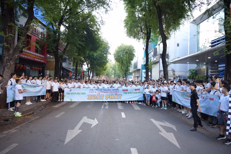 hang-tram-hoc-sinh-sinh-vien-tham gia-giai-chay-viet-da-cua-truong-dai-hoc-mo-tphcm.2.JPG