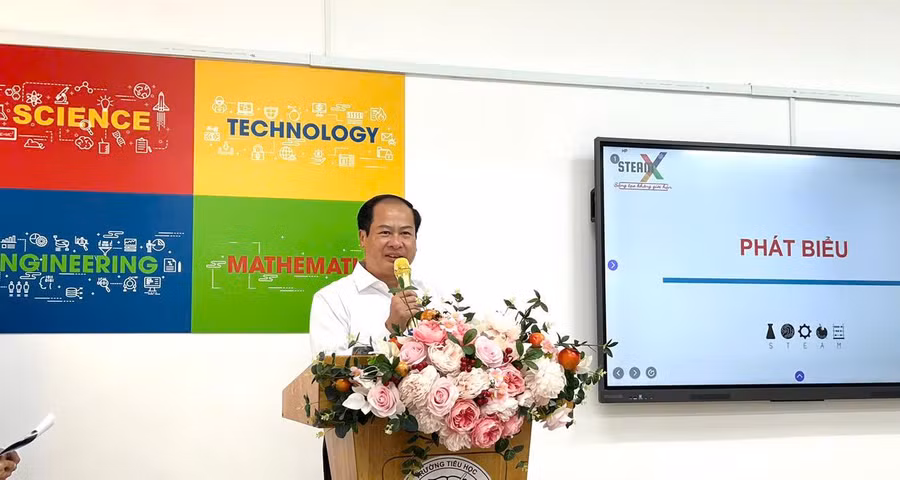 truong-tieu-hoc-phan-dinh-phung-tiep-nhan-phong-hoc-stem-lab-hien-dai.3.jpg