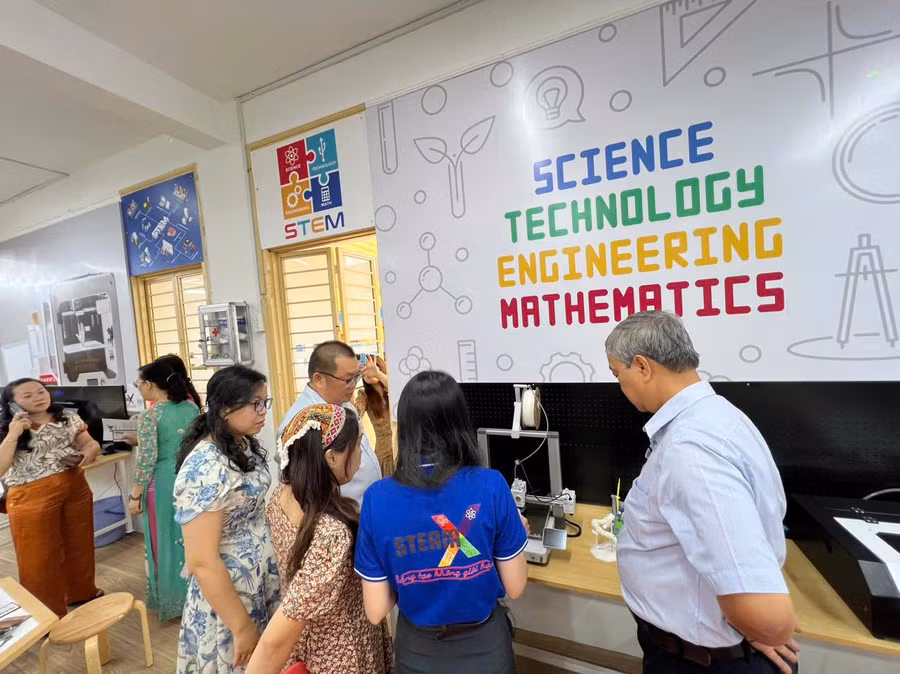 truong-tieu-hoc-phan-dinh-phung-tiep-nhan-phong-hoc-stem-lab-hien-dai.2.jpg