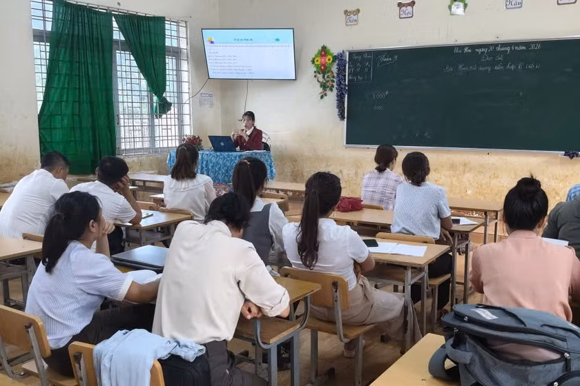 Một buổi tập huấn của thầy, cô Trường Tiểu học - THCS Vừ A Dính (Lâm Đồng).