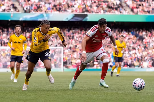 Arsenal trả giá đắt sau trận thắng Leeds