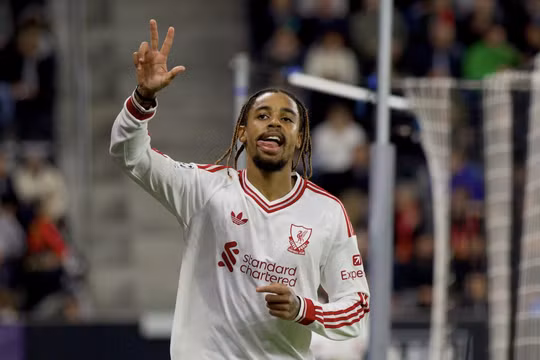 Tiền đạo Pháp đi vào lịch sử Liverpool