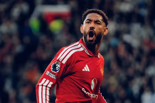 Tiền đạo Man Utd bị CĐV kêu gọi thay ra giữa trận đấu với Tottenham