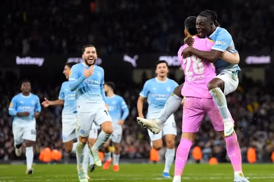 Man City thoát hiểm, trả món nợ cho Brighton sau 18 năm